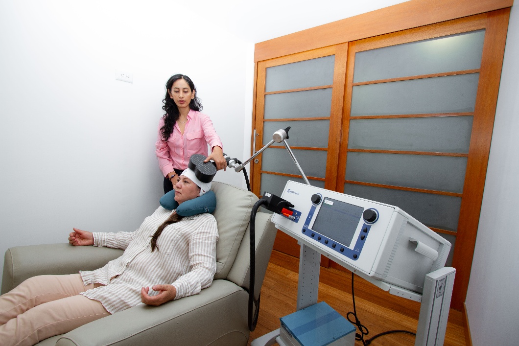 Sesión de estimulación magnética transcraneal (EMTr) con equipo MagVenture en NeurosaludMunay