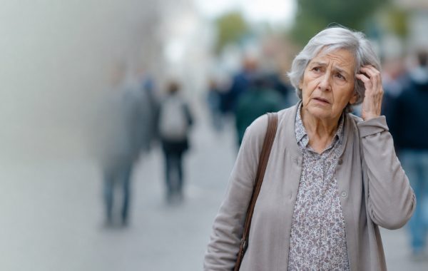 Mujer mayor que se lleva la mano a la cabeza con gesto de preocupación por pérdida de memoria, tema de la prevención del Alzheimer